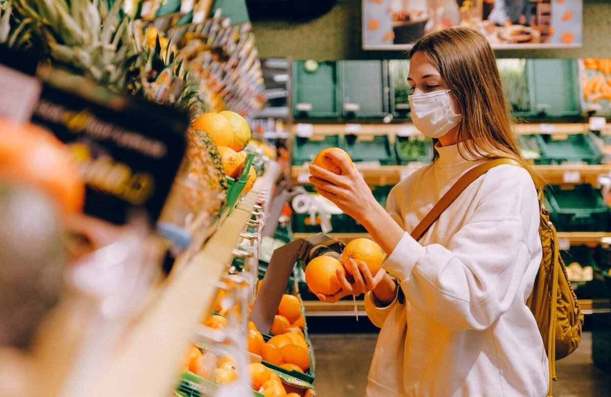 Mulher no supermercado