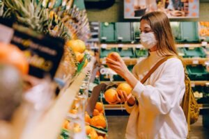 Mulher no supermercado