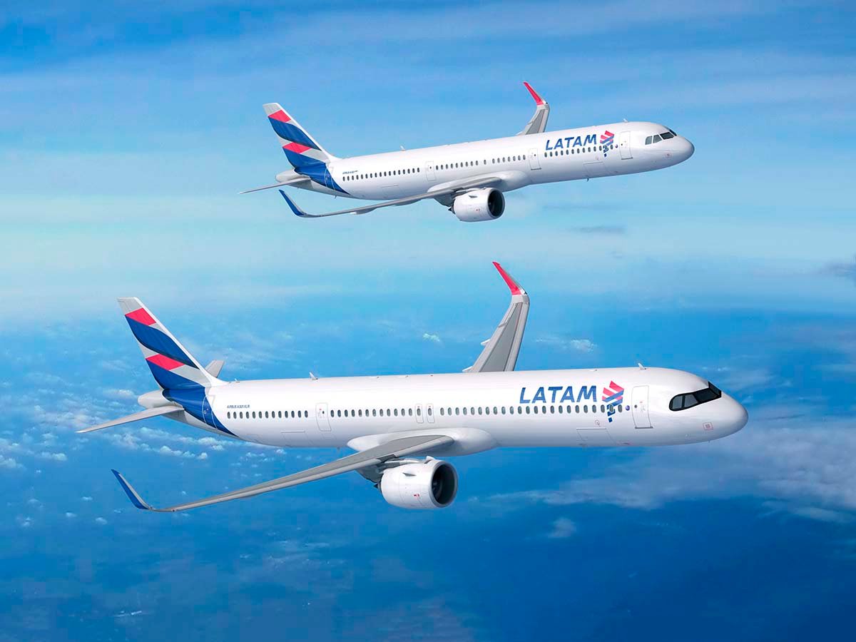 Dois aviões da Latam voando