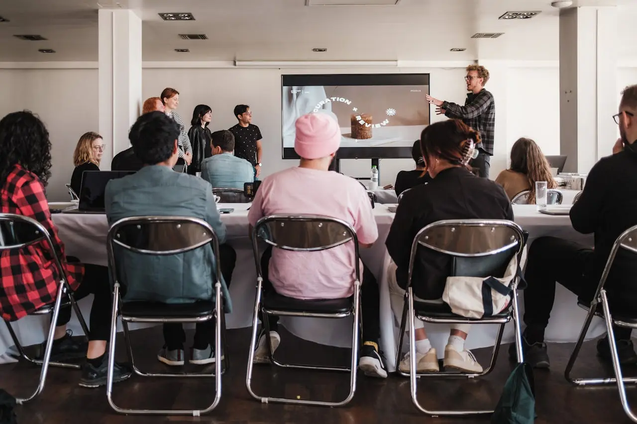 Jovens em treinamento em sala